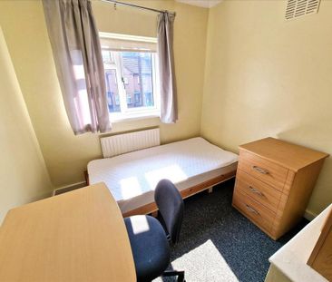 4 bedroom end of terrace house to rent - Photo 6