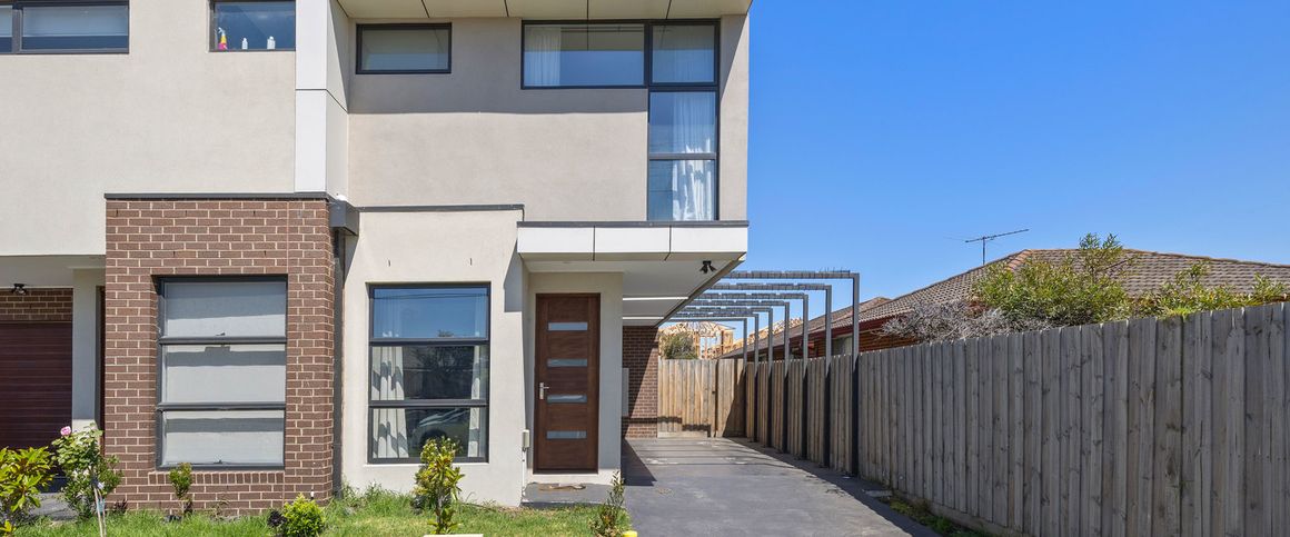 Fully Furnished Luxury Townhouse - Photo 1