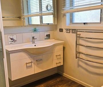 Charming 3BR Home with Sea Views !Power Included! - Photo 4