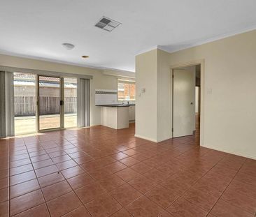 Spacious 5 Bedroom Family Home in Roxburgh Park - Photo 1