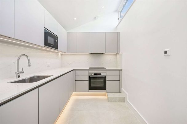 A newly refurbished light and spacious one bedroom apartment - Photo 1