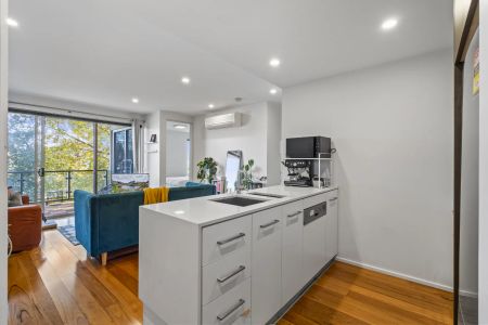 Spacious and Stylish Richmond Living Above the Buzz! - Photo 3