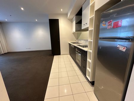 Luxury South Yarra Living - One Bedroom with A Huge Balcony - Photo 2