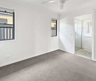 Light & Airy, Open Plan with Fenced Yard! - Photo 3