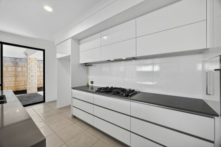 Large Family Home With Theatre Room! - Photo 4