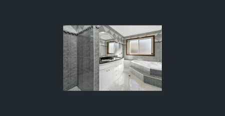 Spacious Sunlit Three Bedroom Apartment - Photo 5