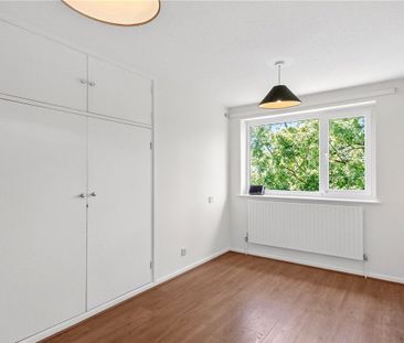 A detached three storey 4 bedroom property - Photo 4