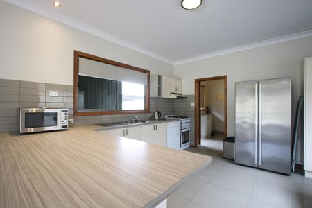 Spacious One Bedroom Unit, Short Distance From Cbd - Photo 5