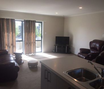 Modern Townhouse with Large Backyard! - Photo 1