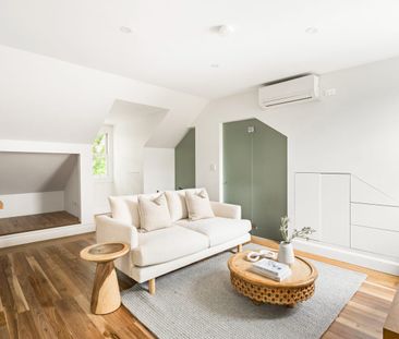 Split level loft-style retreat in boutique terrace conversion - Photo 3