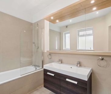 A five bedroom Semi- Detached house in Wandsworth. - Photo 5