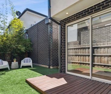 Contemporary Living with Indoor-Outdoor Balance - Photo 6