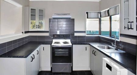KELVIN GROVE - 3 BEDROOM - Photo 2