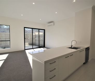 MODERN 3 BEDROOM TOWNHOUSE WITH DOUBLE GARAGE - Photo 6