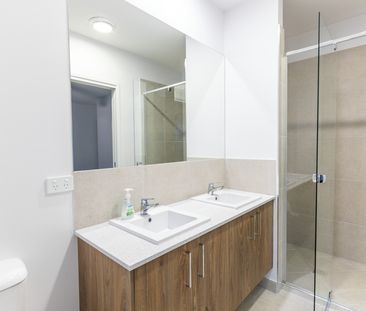 BEAUTIFUL HOME IN MOUNT PLEASANT - Photo 4