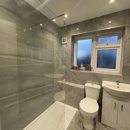 Sutton Hall Road, Hounslow, TW5 - Photo 4