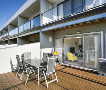 Luxe By The Beach! 3 Bedroom Townhouse... perfect beach location - Photo 1