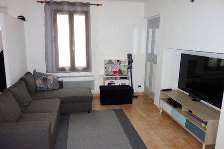 Location - Maison de village T3 d'environ 64 m² sur 2 niveaux avec une petite cour privative - Photo 2