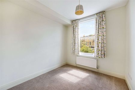 A stunning three bedroom family home with private garden. - Photo 4