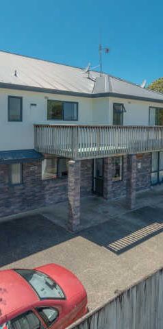 The rental for this furnished studio unit covers power expenses and offers the convenience of an ensuite bathroom and a compact kitchenette. - Photo 1