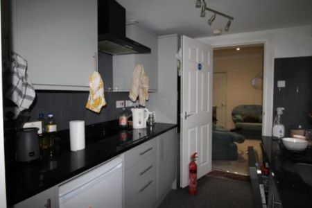 4 bedroom Property to rent - Photo 3
