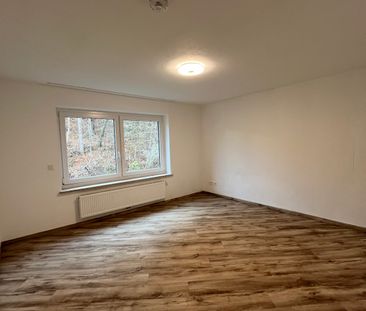 ab 01.12. - Großzügige 3-Zimmer-Wohnung (unrenoviert), in naturnahe... - Foto 2