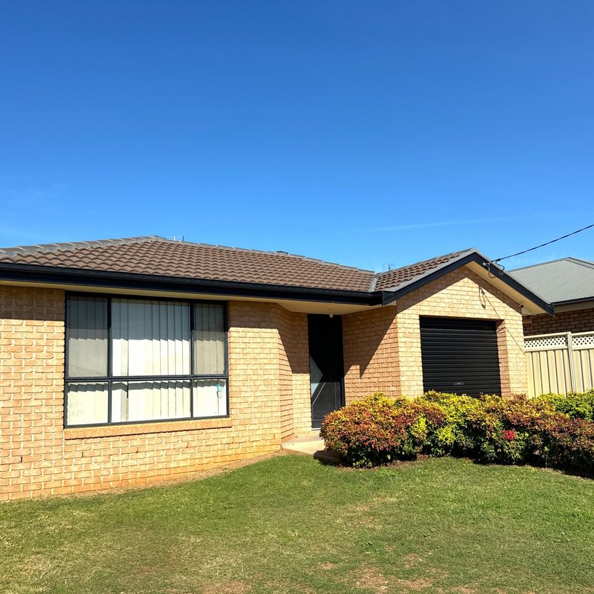 SOUTH TAMWORTH - Three Bedroom Home - Photo 2