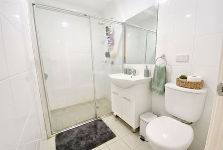 Modern & Convenient 2 Bedroom Apartment in the Heart of St Marys - Photo 4