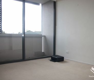 SPACIOUS 2 BED + 2 BATH APARTMENT LOCATED IN THE BEST BUILDING OF SOUTH BRISBANE WITH UNIQUE LAYOUT - Photo 4