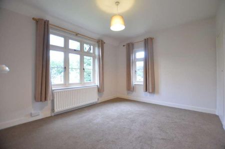 Reading Road, Yateley, GU46 - Photo 2