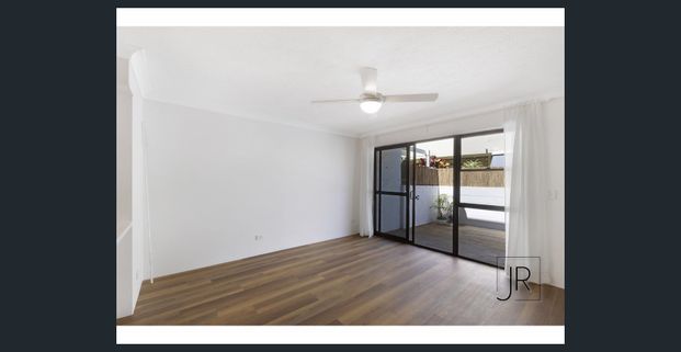 Light filled townhouse walk to everything - Photo 1