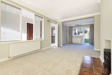Court Close, Liphook, Hampshire, GU30 - Photo 4
