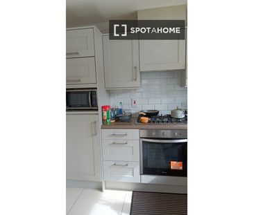 Room for rent in a 4-bedroom house in Killinardan, Dublin - Photo 5