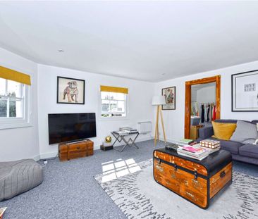 A spacious two bedroom apartment set over two floors and only 0.2 m... - Photo 3