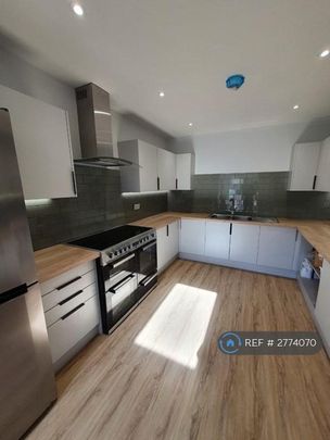 1 bedroom in a house share to rent - Photo 1