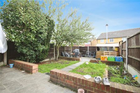 3 bedroom end of terrace house to rent - Photo 5