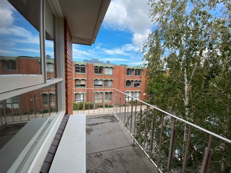 Modern One bedroom apartment with balcony and park views. - Photo 2