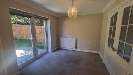 4 bedroom detached house to rent - Photo 2