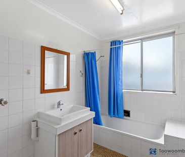 East Toowoomba living at its finest! Spacious, low maintenance unit... - Photo 2