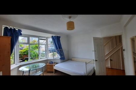 Studio Flat, The Ridgeway, NW9 - Photo 3