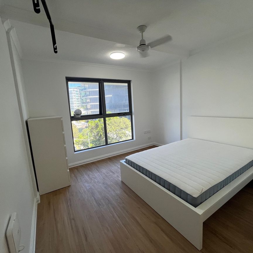 Furnished studio in the heart of Kangaroo Point! - Photo 1