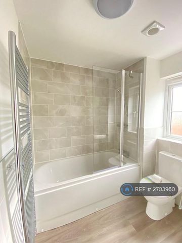 4 bedroom detached house to rent - Photo 4