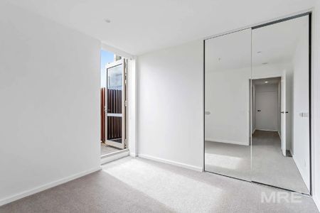 Double storey apartment in highly sought after location - Photo 2