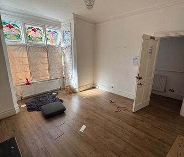 5 Bed Detached House, Chisholm Road, CR0 - Photo 1