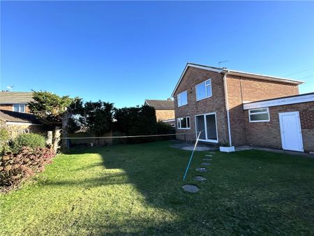 Available now, 80 Beckwith Crescent is a spacious four bedroomed, detached property conveniently situated on the popular south side of Harrogate. - Photo 4