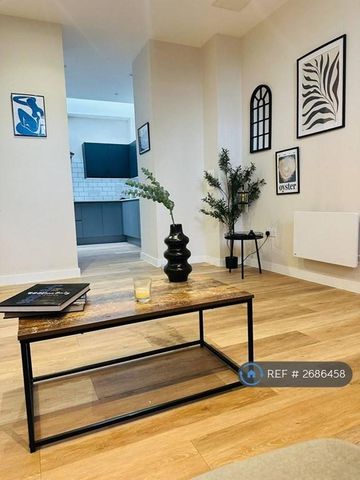 1 bedroom in a flat share to rent - Photo 2