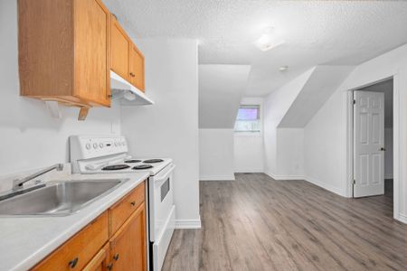 For Lease - 1 Grovepark Street, Richmond Hill, Ontario - Photo 2