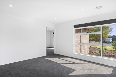 Spacious 4 Bedroom - Photo 5