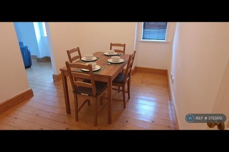 3 bedroom end of terrace house to rent - Photo 2