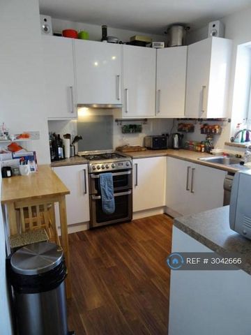 3 bedroom flat to rent - Photo 5